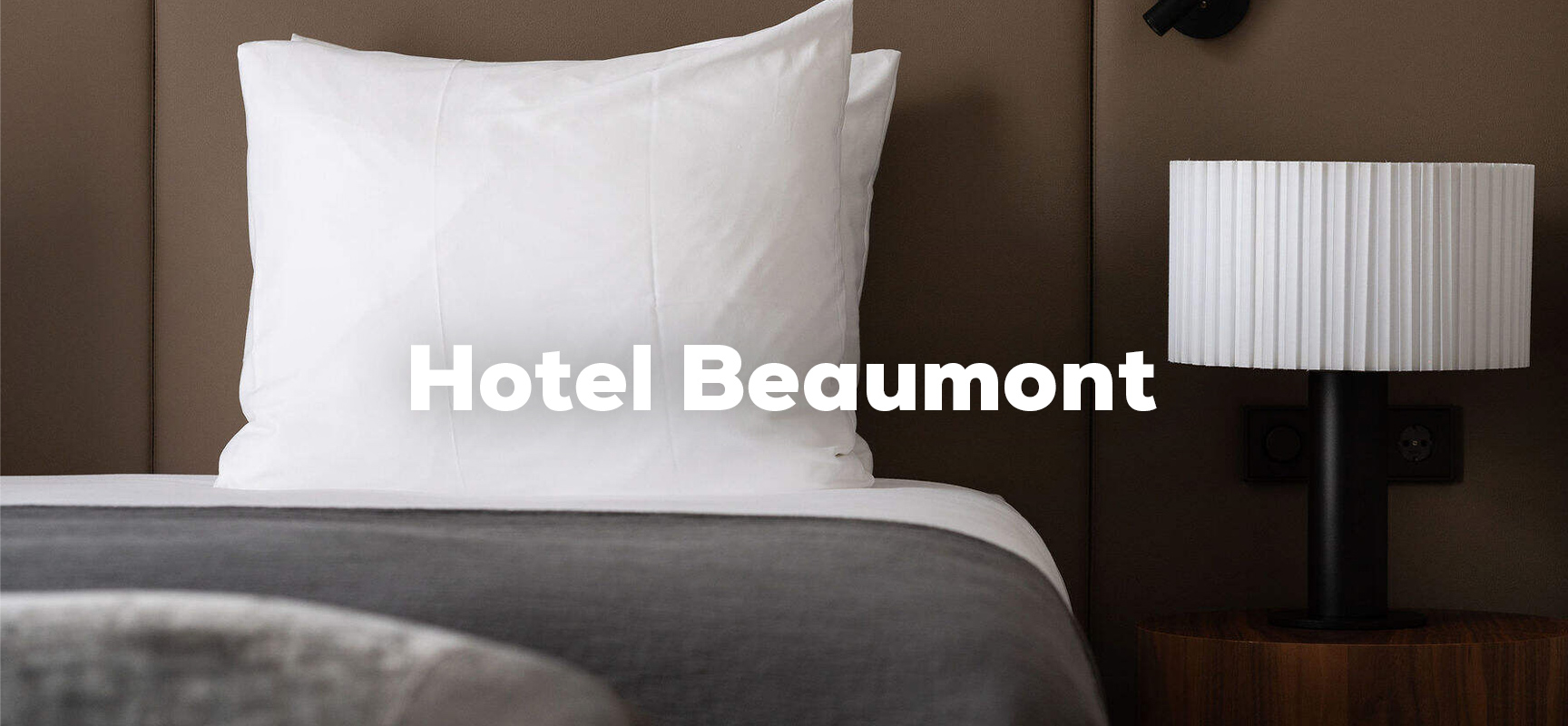 Slapen op een hotelbed